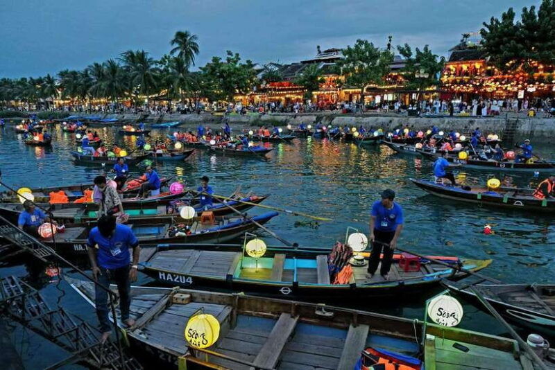 hoi-an-hoai-river-boat-trip-by-night-with-release-lantern