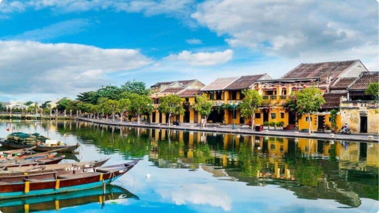 hoi-an-hoai-river-boat-trip-by-night-with-release-lantern