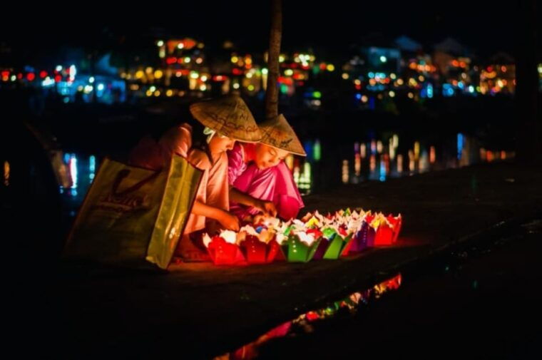 hoi-an-hoai-river-night-boat-trip-and-floating-lantern