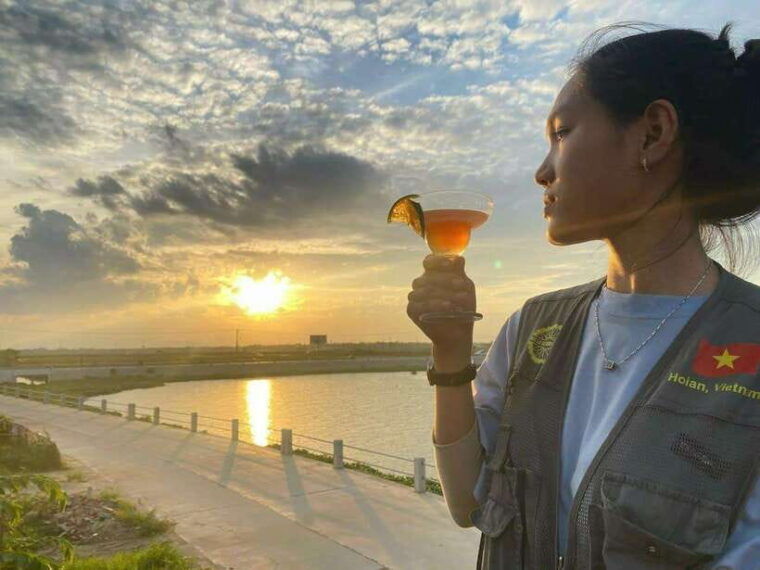 hoi-an-jeep-sunset-adventure-enjoy-cocktails-local-food