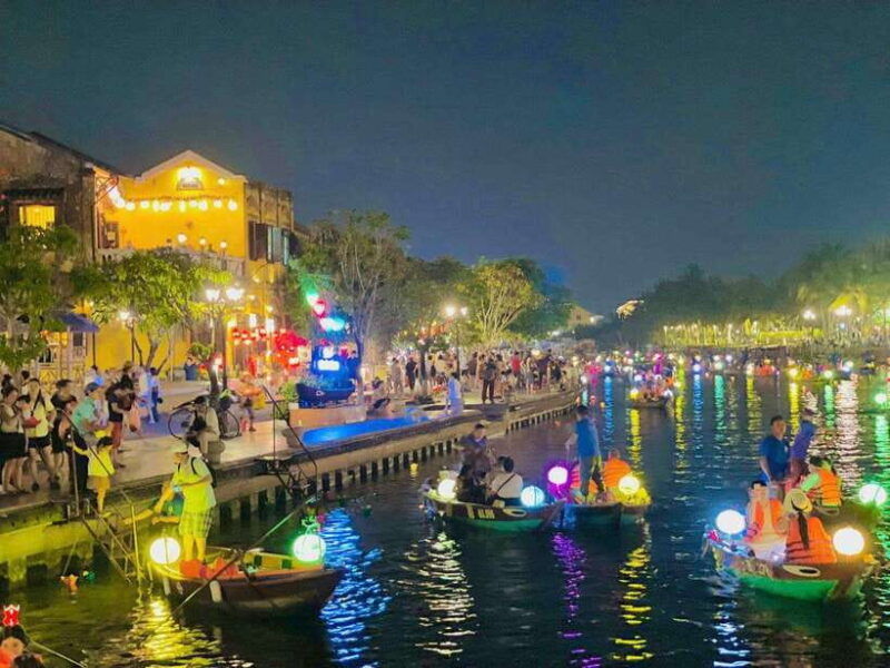 hoi-an-lantern-boat-ride-on-the-hoai-river