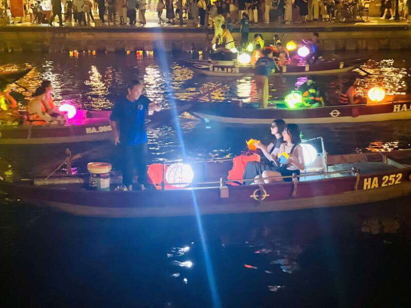 hoi-an-lantern-boat-ride-on-the-hoai-river