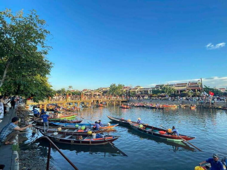 hoi-an-lantern-boat-ride-on-the-hoai-river