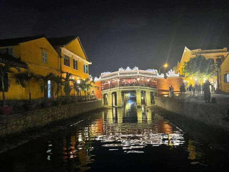 hoi-an-lantern-boat-ride-on-the-hoai-river