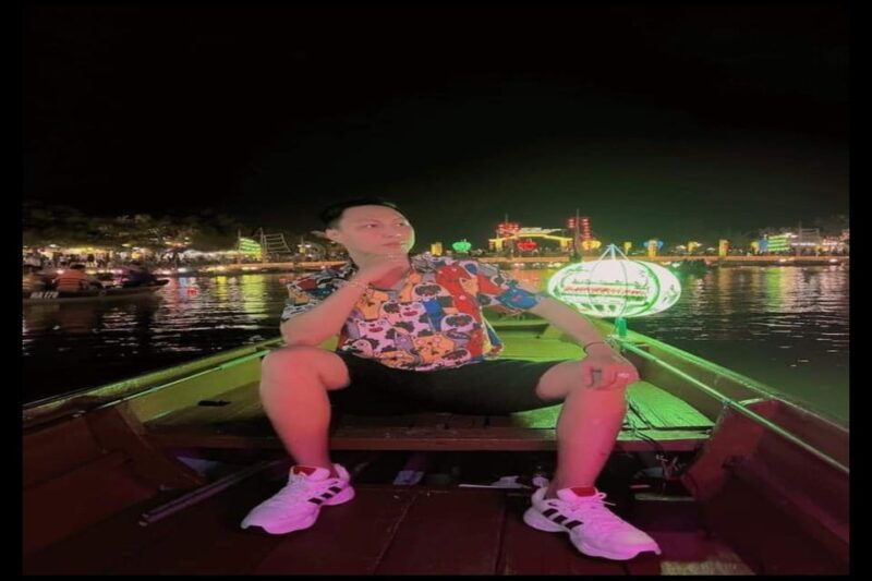 hoi-an-lantern-boat-ride-release-lanterns