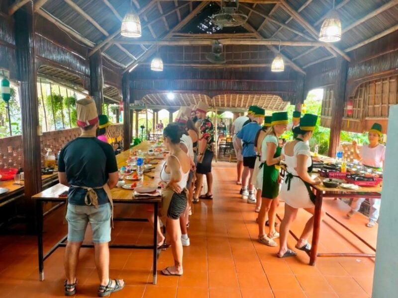 hoi-an-market-tour-cam-thanh-cooking-class-basket-boat