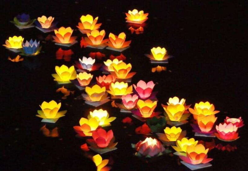 hoi-an-private-night-boat-trip-release-lantern-on-river