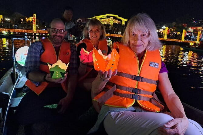 Hoi An street foods, night market and lantern boat ride - Key Points