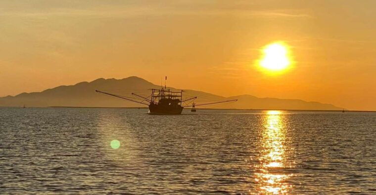hoi-an-sunrise-moment-on-thu-bon-riverduy-hai-fish-village