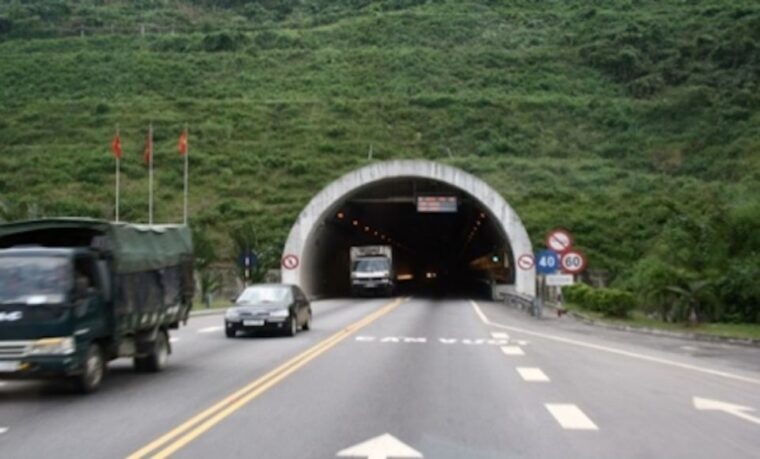 hoi-an-to-hai-van-quan-by-easy-rider-or-private-car
