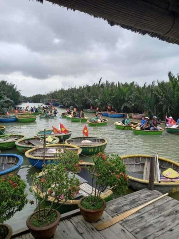 hoi-an-vegetarian-cooking-class-market-tour-basket-boat-2