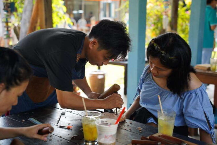 hoi-an-wood-carving-art-workshop-at-cui-lu-village
