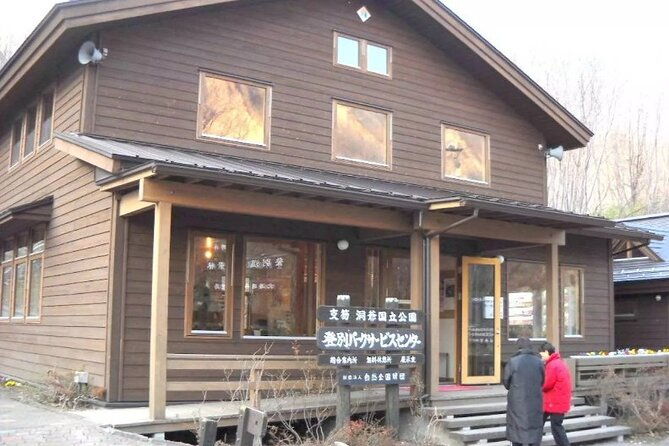 hokkaido-day-tour-from-sapporo-with-bear-park-option