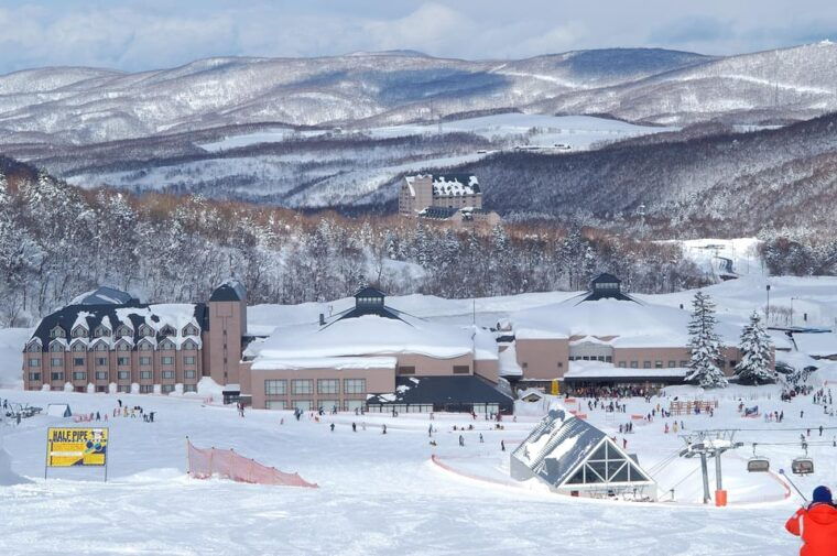 hokkaido-kiroro-resort-snow-world-ticket-equipment-rental