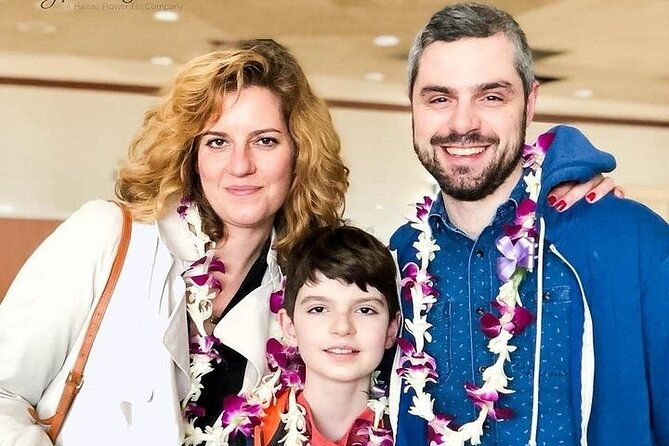 honeymoon-airport-lei-greeting-on-kona-hawaii