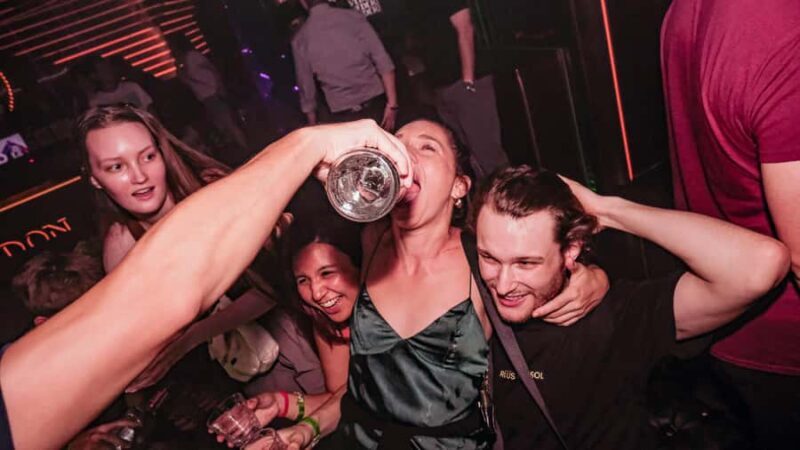 Hong Kong: #1 Pub Crawl! 3 Bars & FREE CLUB ENTRY - The Authentic Experience