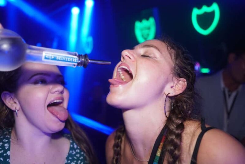 Hong Kong: #1 Pub Crawl! 3 Bars & FREE CLUB ENTRY - The Sum Up