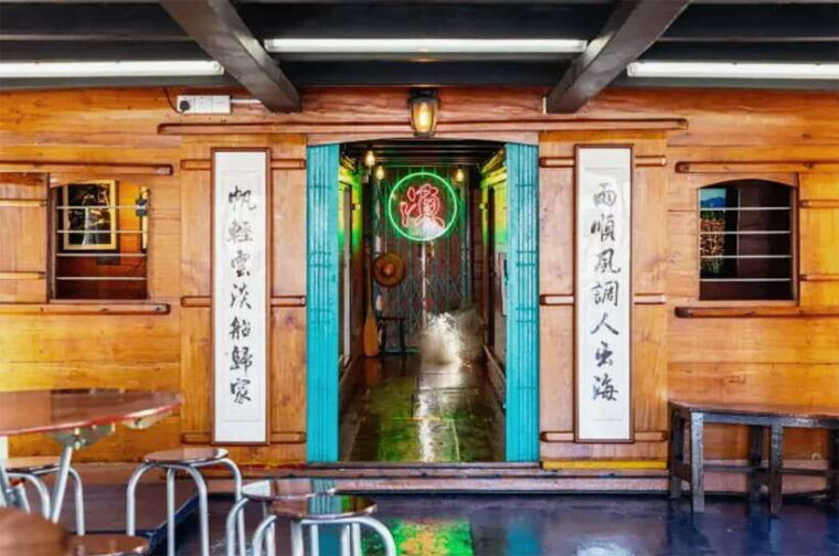 hong-kong-aberdeen-boat-tour-and-visit-floating-museum