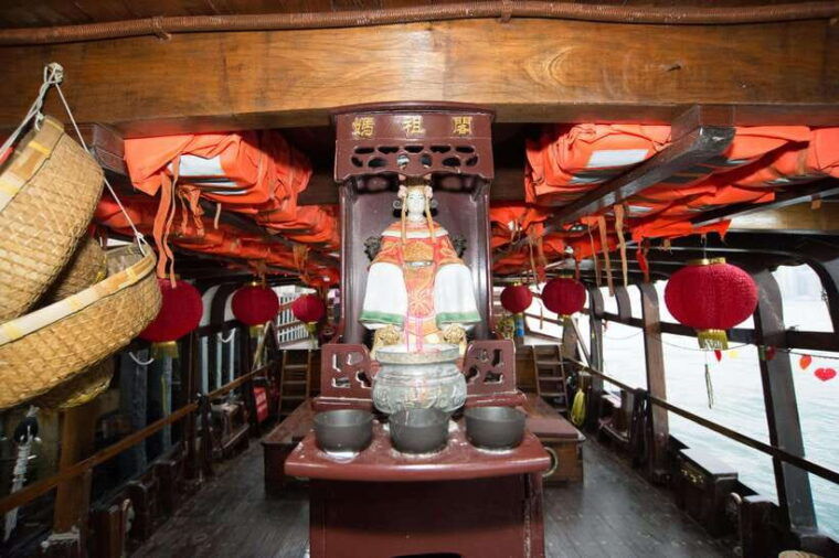 hong-kong-dukling-antique-boat-tour-in-victoria-harbour