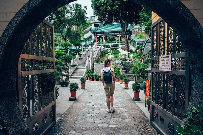 Hong Kong : Must-See Attractions Walking Tour With A Guide - Key Points