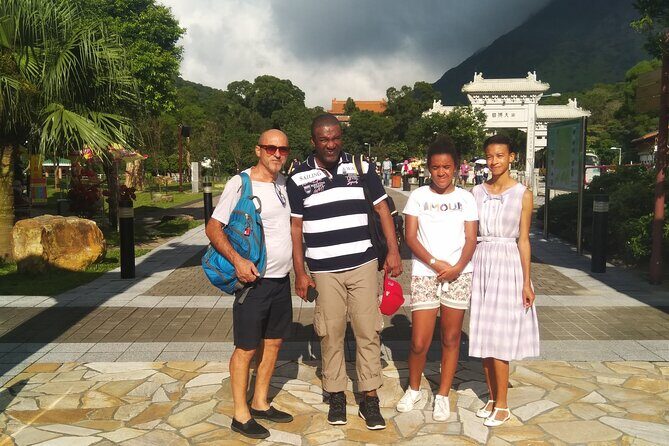 Hong Kong : Must-See Attractions Walking Tour With A Guide - A Detailed Look at the Tour Experience