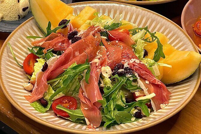 Hong Kong Private Night : Yacht + Dinner + Lights Show (15pax) - Analyzing the Cost and Value