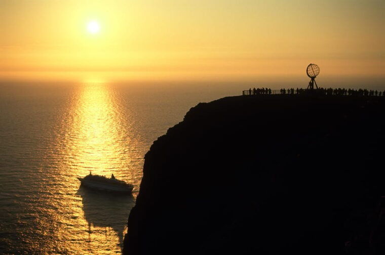 honningsvag-north-cape-summer-tour-with-sami-family-visit