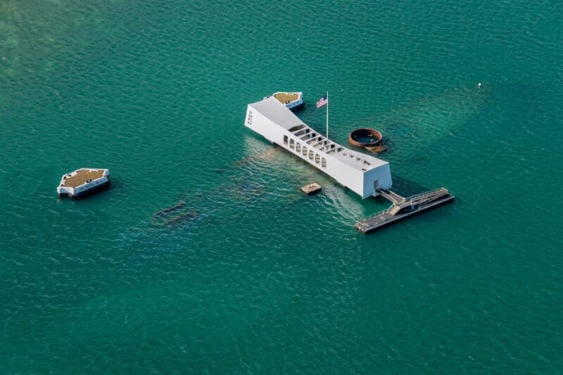 honolulu-blue-skies-of-oahu-helicopter-tour