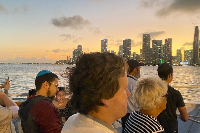 hop-on-hop-off-cruise-ticket-in-bayside-and-south-beach-in-miami