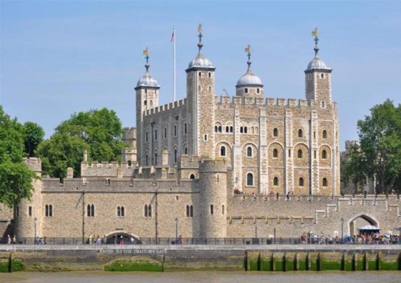 hop-on-hop-off-london-bus-tour-tower-of-london