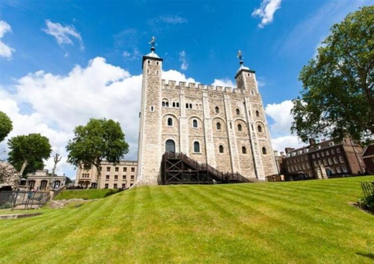 hop-on-hop-off-london-bus-tour-tower-of-london