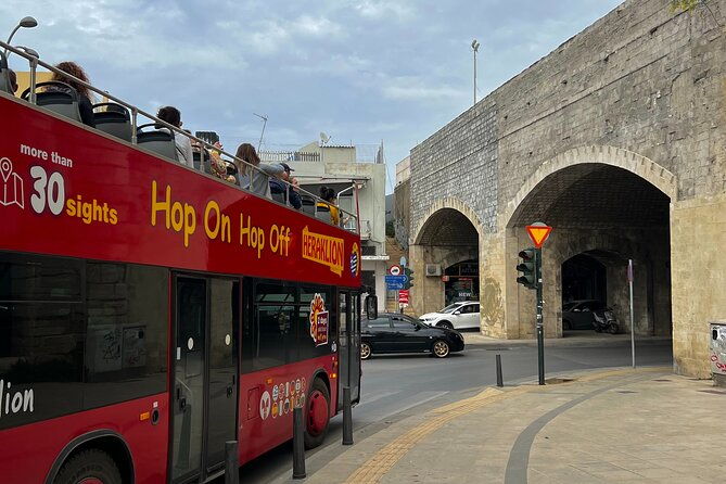 hop-on-hop-off-sightseeing-bus-tour-in-heraklion