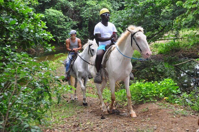 horseback-riding-at-macao-beach
