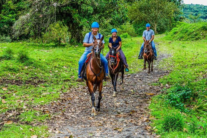 horseback-riding-at-volcano-foothills-la-fortuna-waterfall
