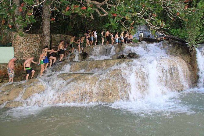 horseback-riding-blue-hole-dunns-river-river-rafting-and-tubing-private-tour