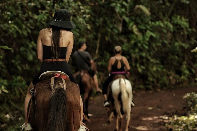 horseback-riding-in-bijagual-waterfall