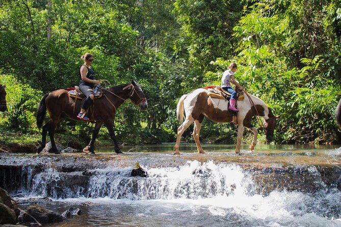 horseback-riding-in-bijagual-waterfall