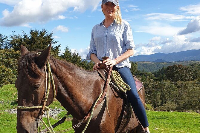horseback-riding-in-medellin-mountains