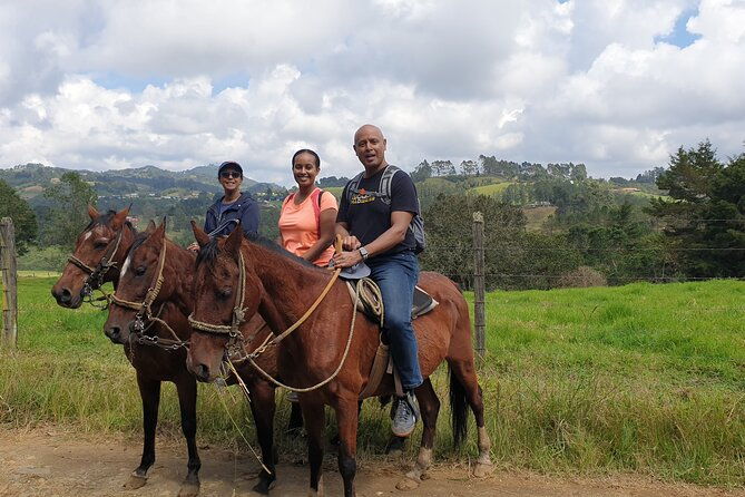 horseback-riding-in-medellin-mountains