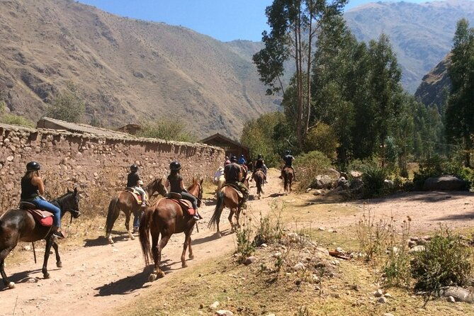 horseback-riding-in-miradores-del-valle-del-cusco-peru