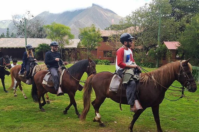 horseback-riding-in-miradores-del-valle-del-cusco-peru