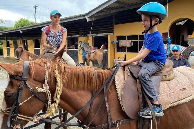 horseback-riding-in-the-jungle-near-panama-city
