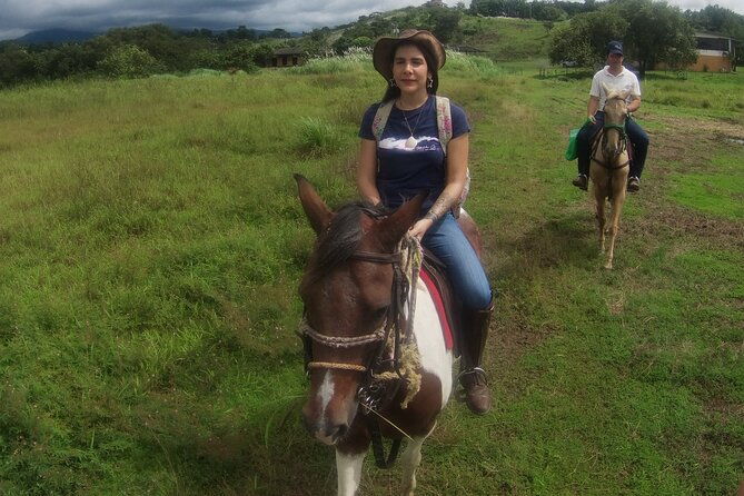 horseback-riding-in-the-jungle-near-panama-city