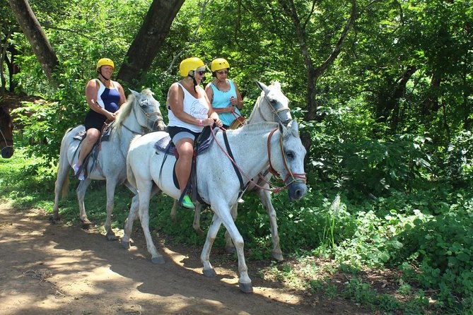 horseback-riding-jungle-and-beach-in-playa-flamingo