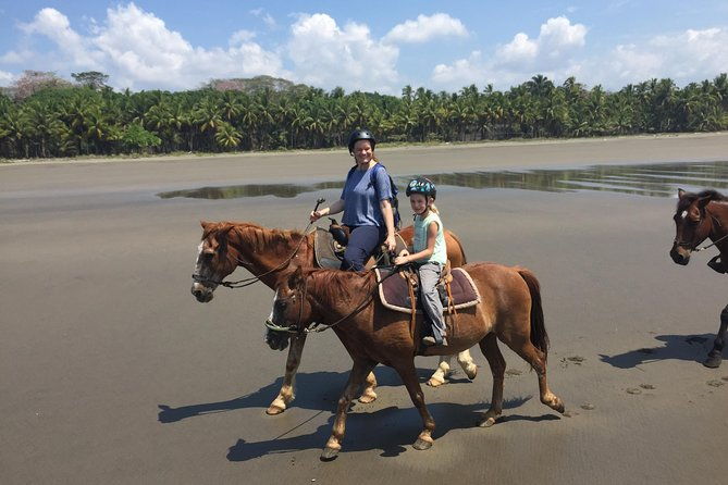 horseback-riding-on-the-beach-of-esterillos