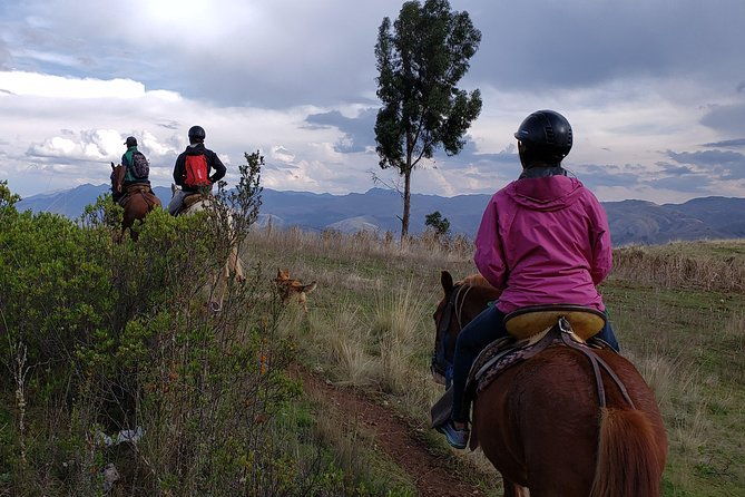 horseback-riding-thru-the-mountains-of-cusco