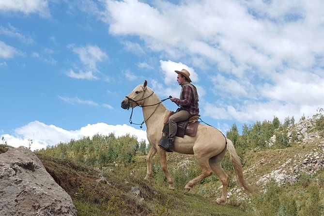 horseback-riding-thru-the-mountains-of-cusco