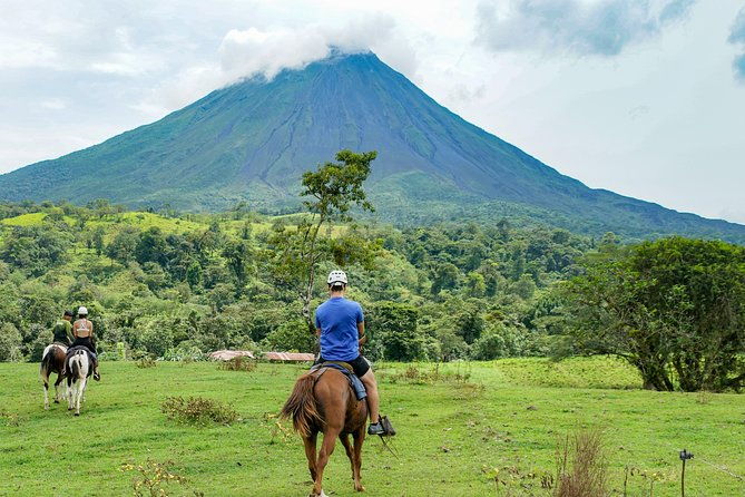 horseback-riding-to-arenal-volcano