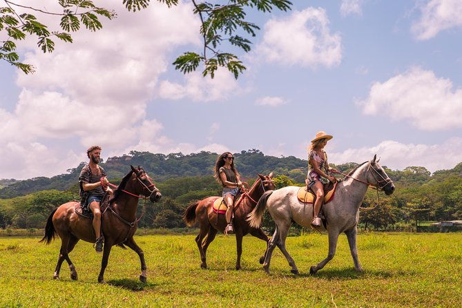 horseback-riding-to-conchal-beach-from-tamarindo-flamingo