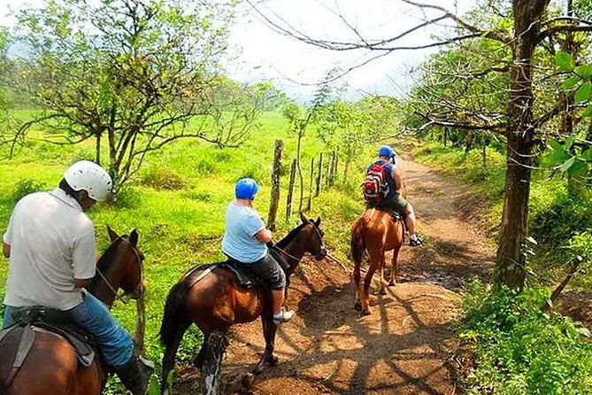 horseback-riding-to-la-fortuna-waterfall